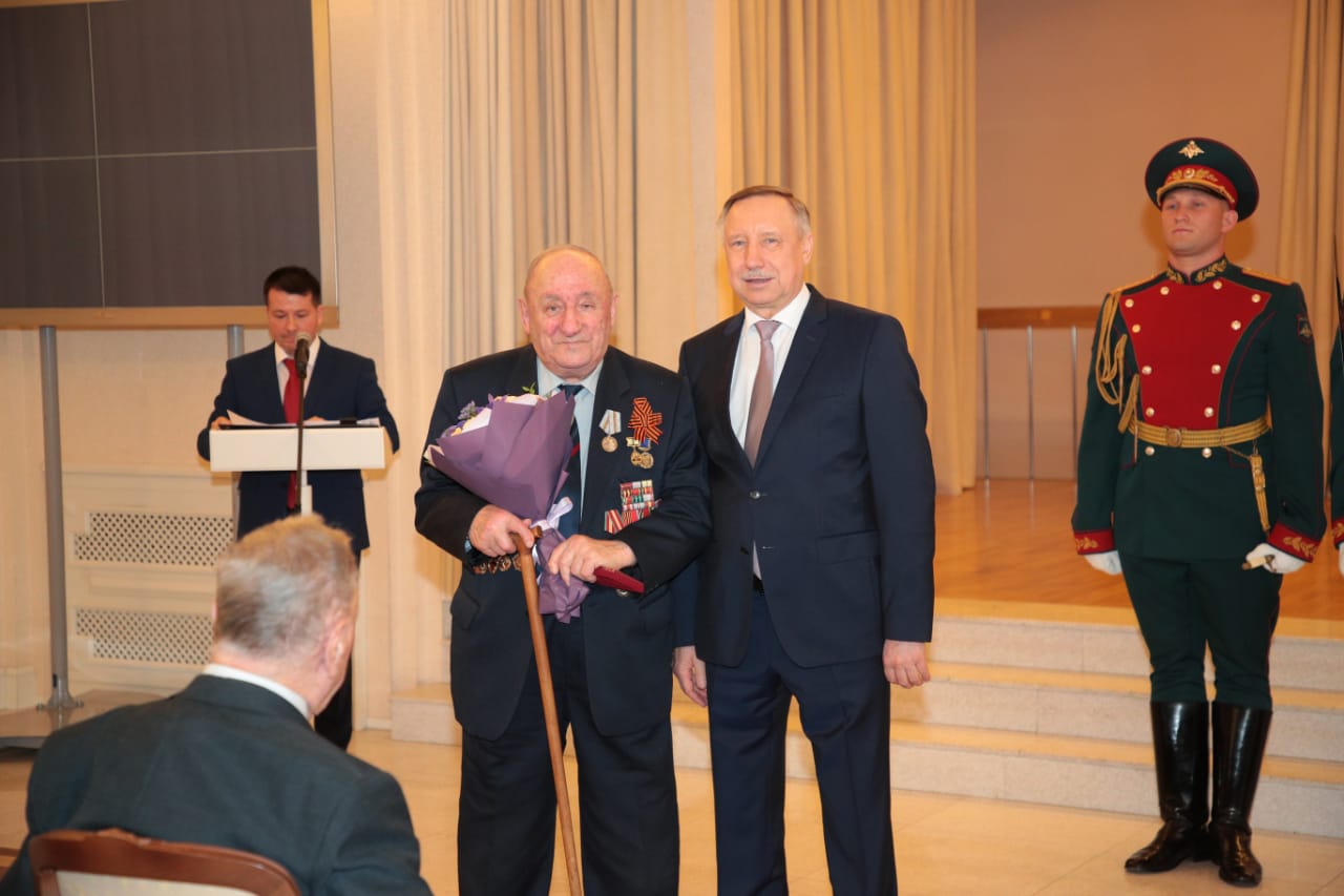 Александр Беглов вручил ветеранам юбилейные медали