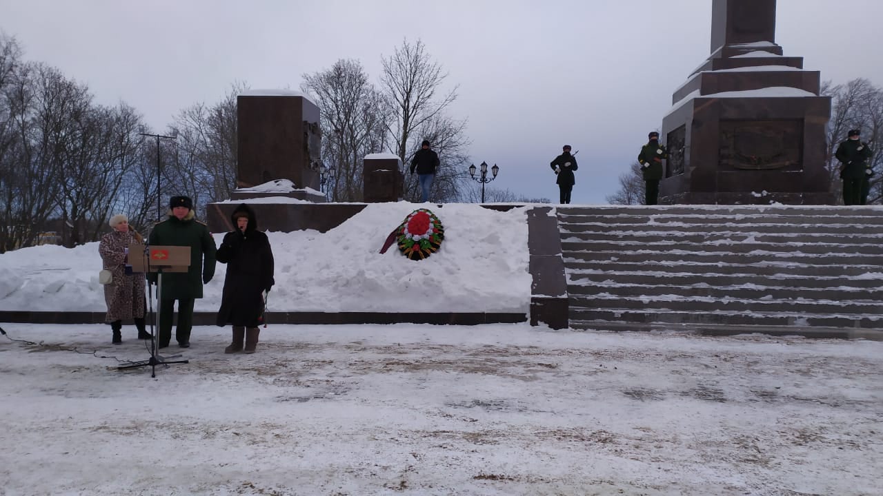 К стеле воинской славы в День защитника Отечества возложили цветы и венки