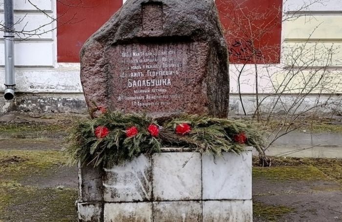 Памятник Михаилу Балабушке в Петергофе
