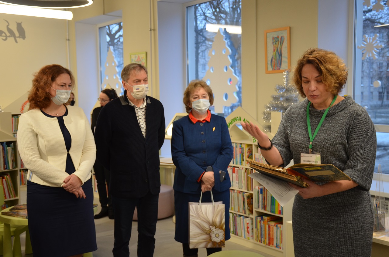 Торжественная церемония открытия отделений после ремонта в библиотеке семейного чтения в Ломоносове