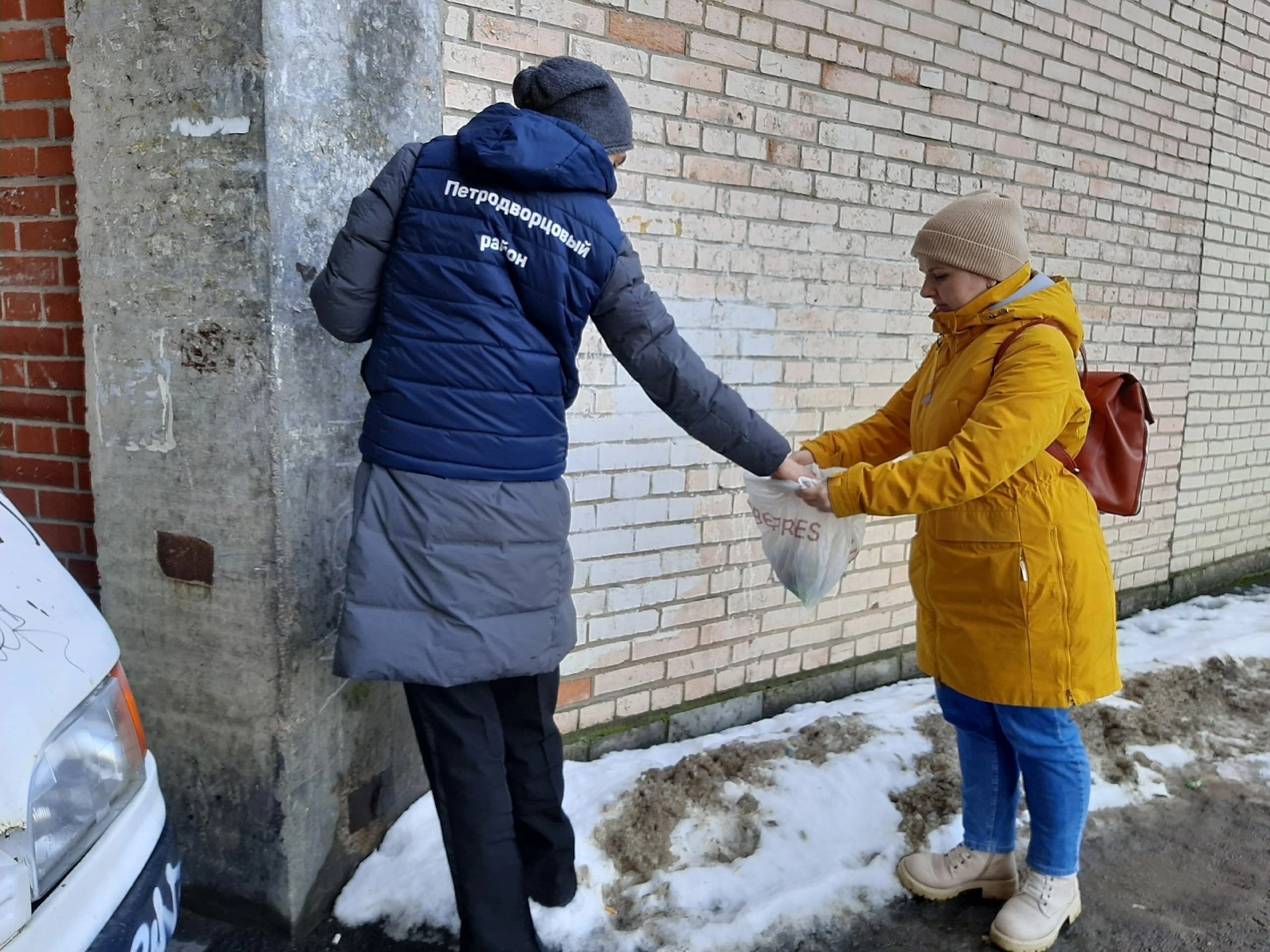 Чистый 23-й: Волонтеры ПМЦ Петродворцового района провели акцию по очистке Старого Петергофа от бумажной рекламы.