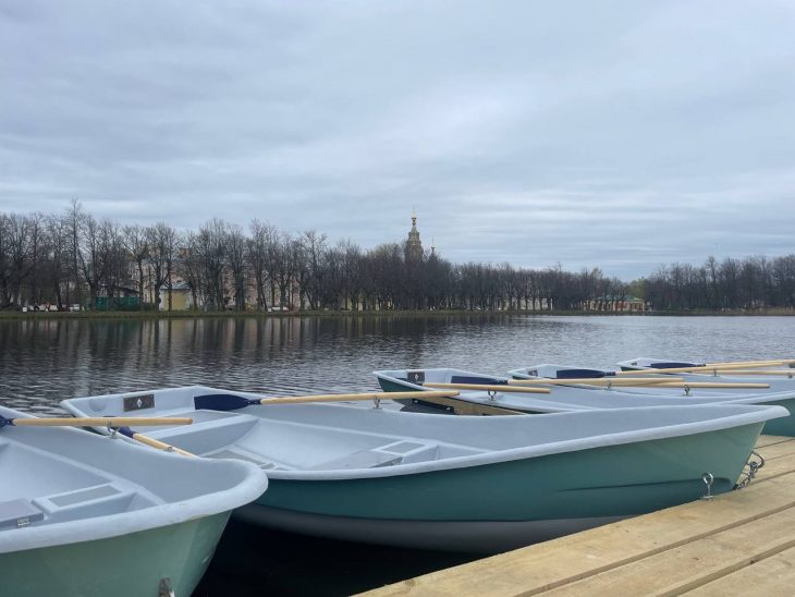 На Красном пруду Пеергофа вновь открылась лодочная станция